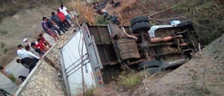 Göçmenleri taşıyan kamyon şarampole yuvarlandı: 1 ölü, 81 yaralı