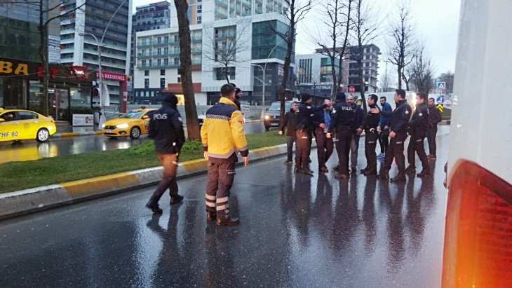 Taksiciler birbirine girdi! Silahlı kavgada 2 kişi yaralandı