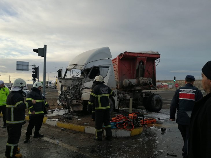 TIR'lar çarpıştı, ortalık savaş alanına döndü