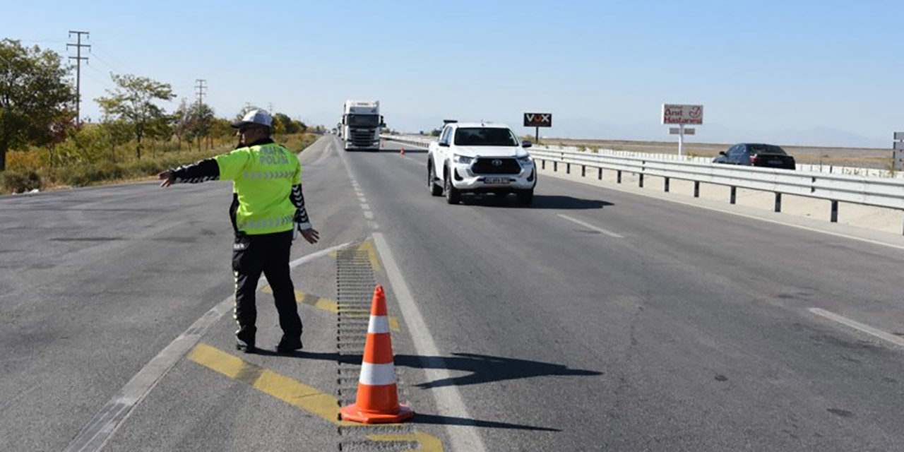 Konya'da polisin emniyet bahçesine çekip aradığı arabadan 11 silah çıktı