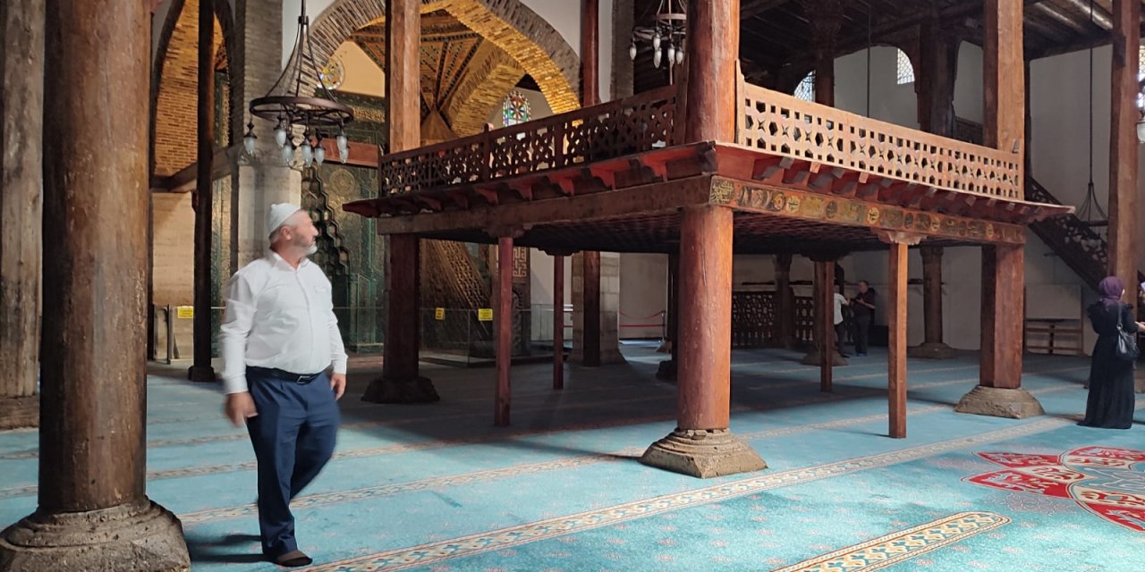 Konya’nın 7 asırlık camisi ziyaretçi akınına uğruyor