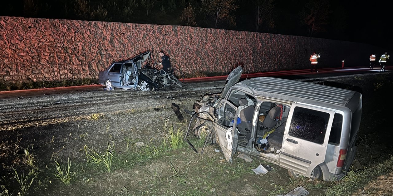 Otomobil ile hafif ticari araç çarpıştı: 2 ölü, 3 yaralı