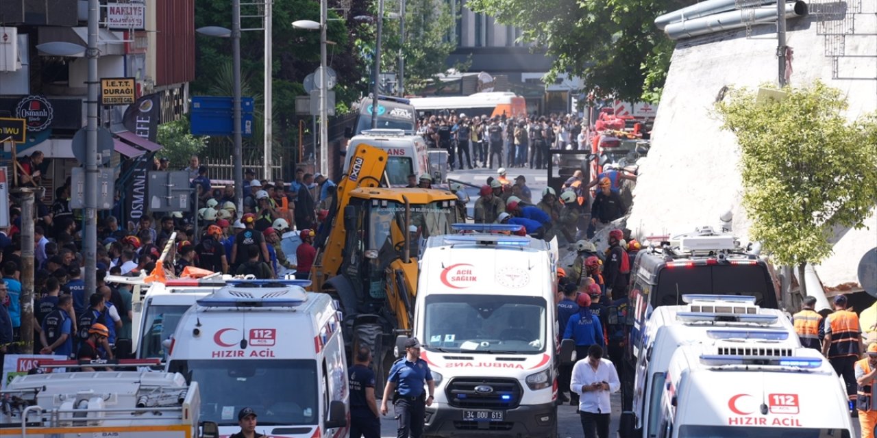 İstanbul’da 3 katlı binanın çökme anı kamerada