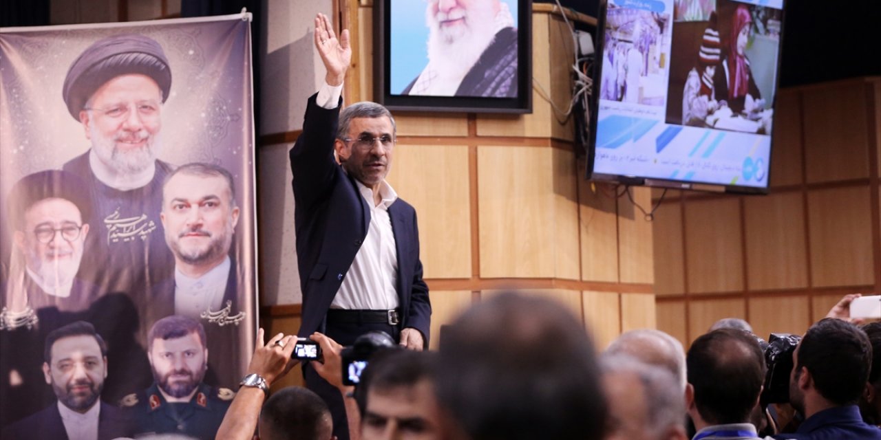 İran’da Ahmedinejad adaylık başvurusu yaptı