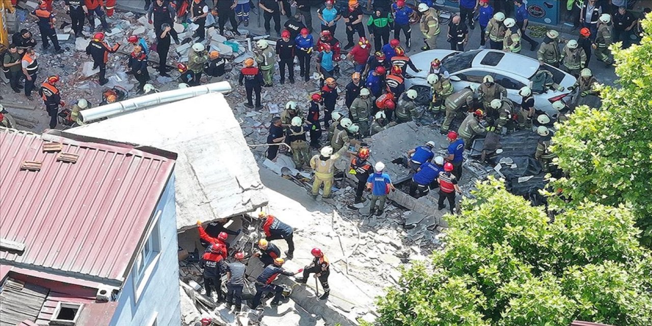 İstanbul’da çöken binadan 1 kişinin cansız bedeni çıkarıldı