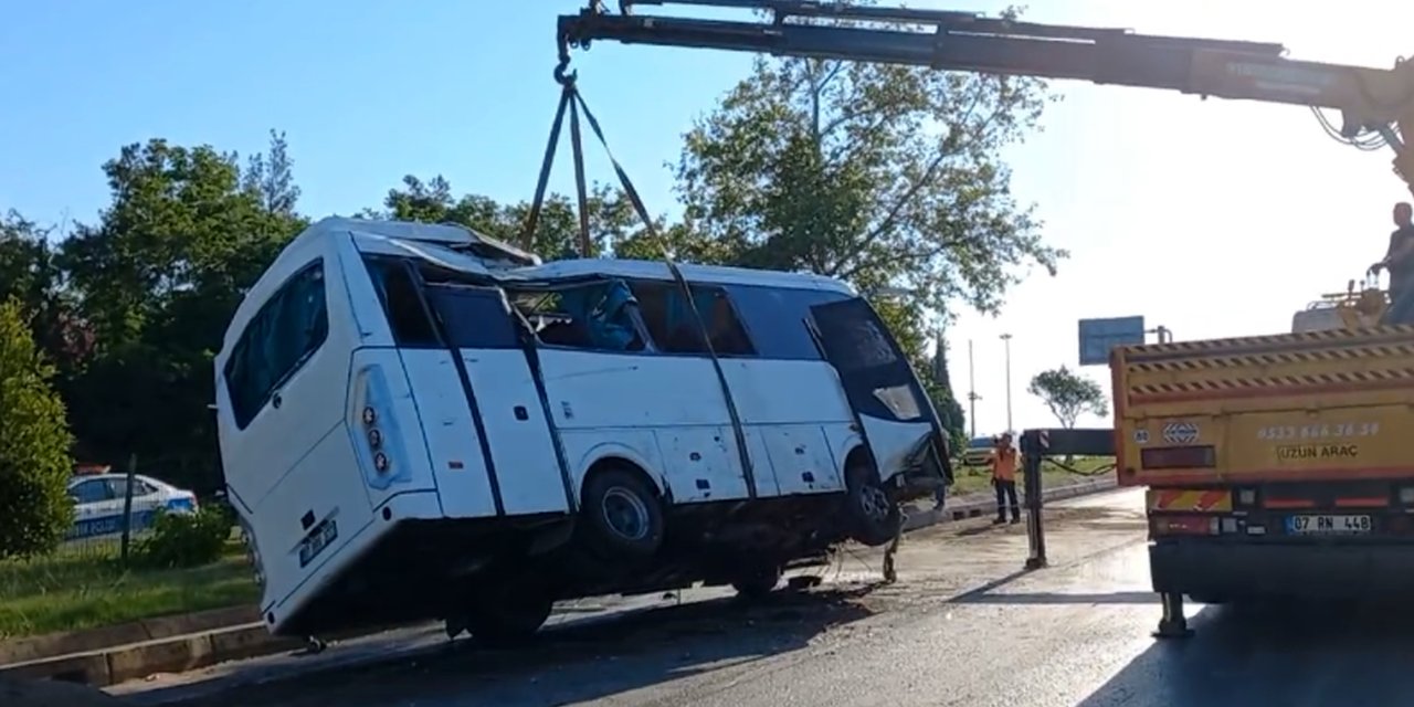 Servis midibüsü devrildi: 1 ölü, 7 yaralı