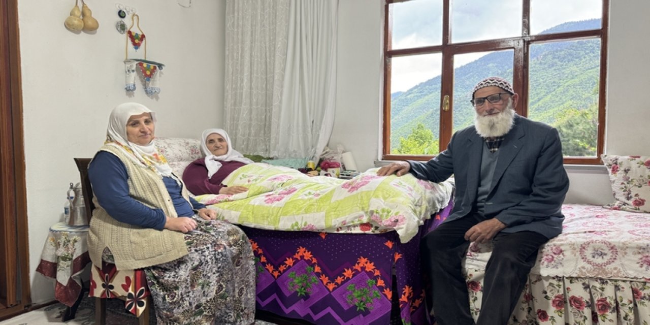 Balkonun çökmesi sonucu felç kalan eşine 43 yıldır özenle bakıyor