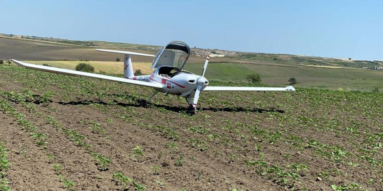 Eğitim uçağı tarlaya acil iniş yaptı