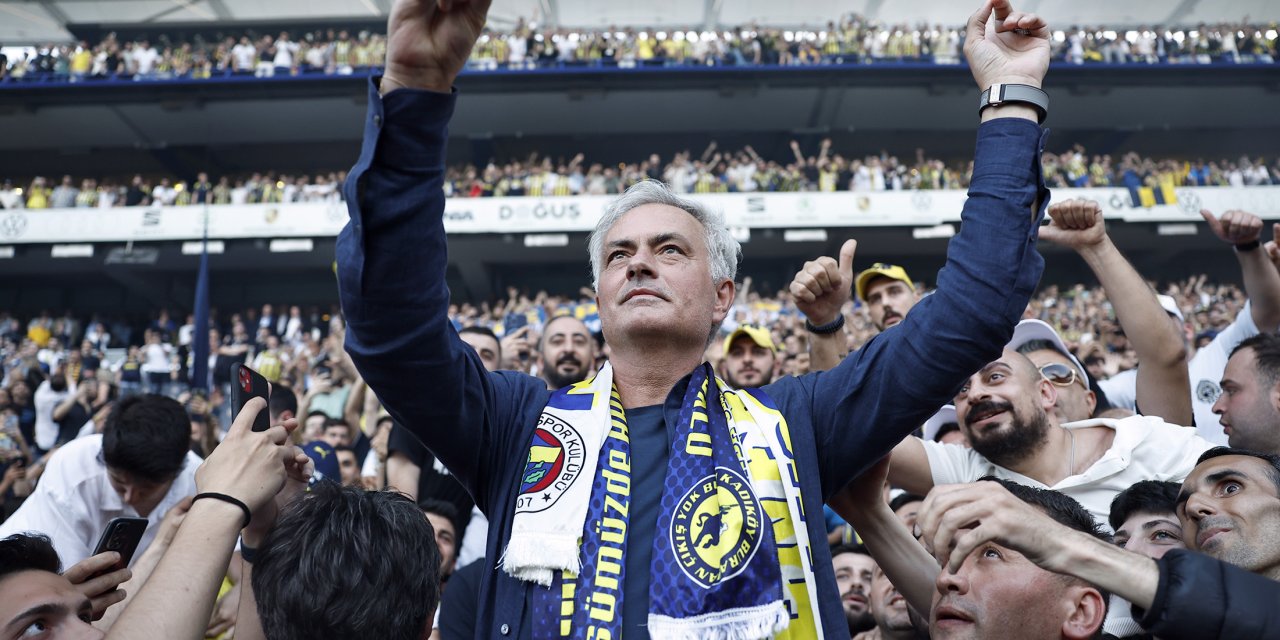 Jose Mourinho Fenerbahçe’ye imzayı attı