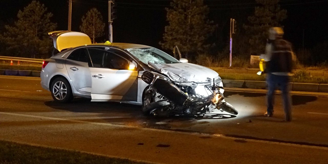 Kütahya'da otomobil kırmızı ışıkta bekleyen motosiklete çarptı: 2 ölü