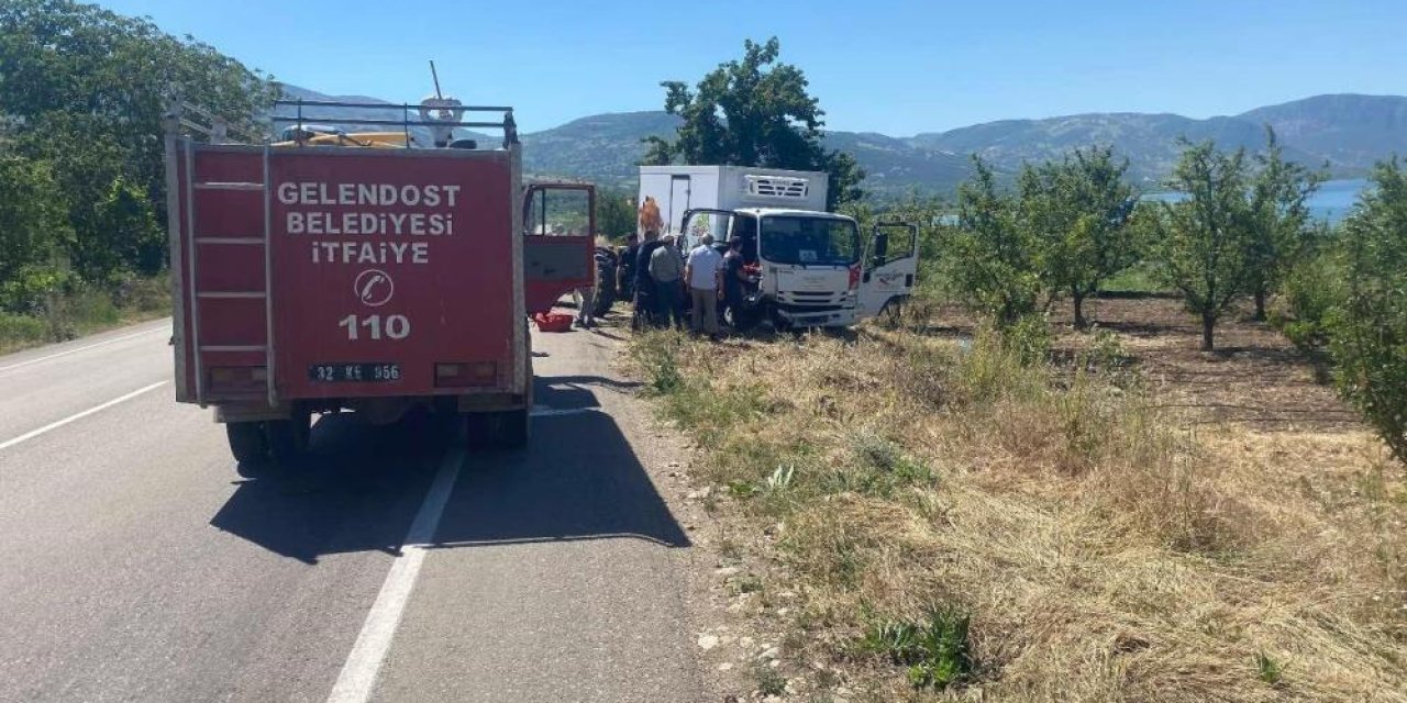 Konya yolunda kamyonet ile traktör çarpıştı