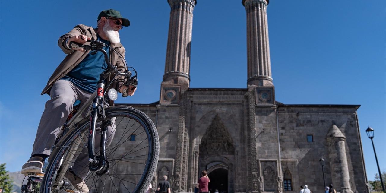 İlhami dede sağlıklı yaşam için günde yaklaşık 20 kilometre pedal çeviriyor