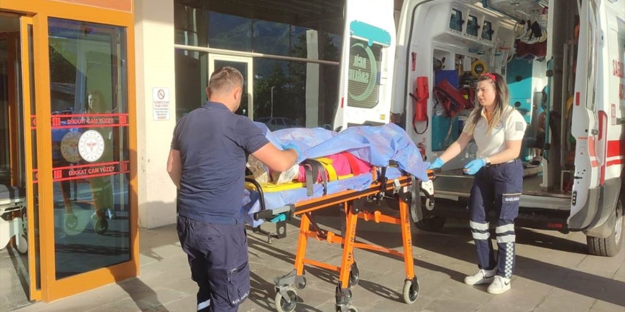 Konya’da motosiklet devrildi, 3 kişi yaralandı