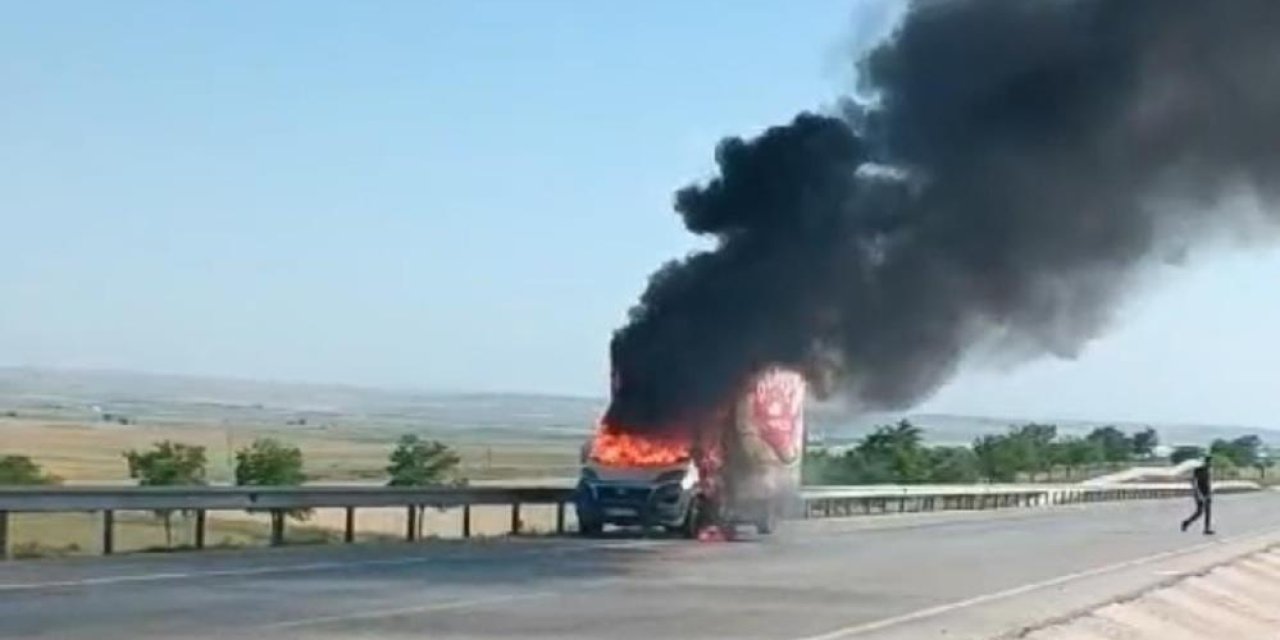 Konya’da ekmek dağıtım aracı alev alev yandı