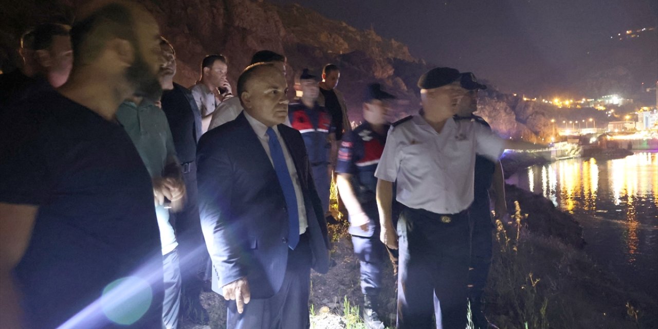 Tekne alabora oldu, göle düşen 5 kişiden 1'i öldü