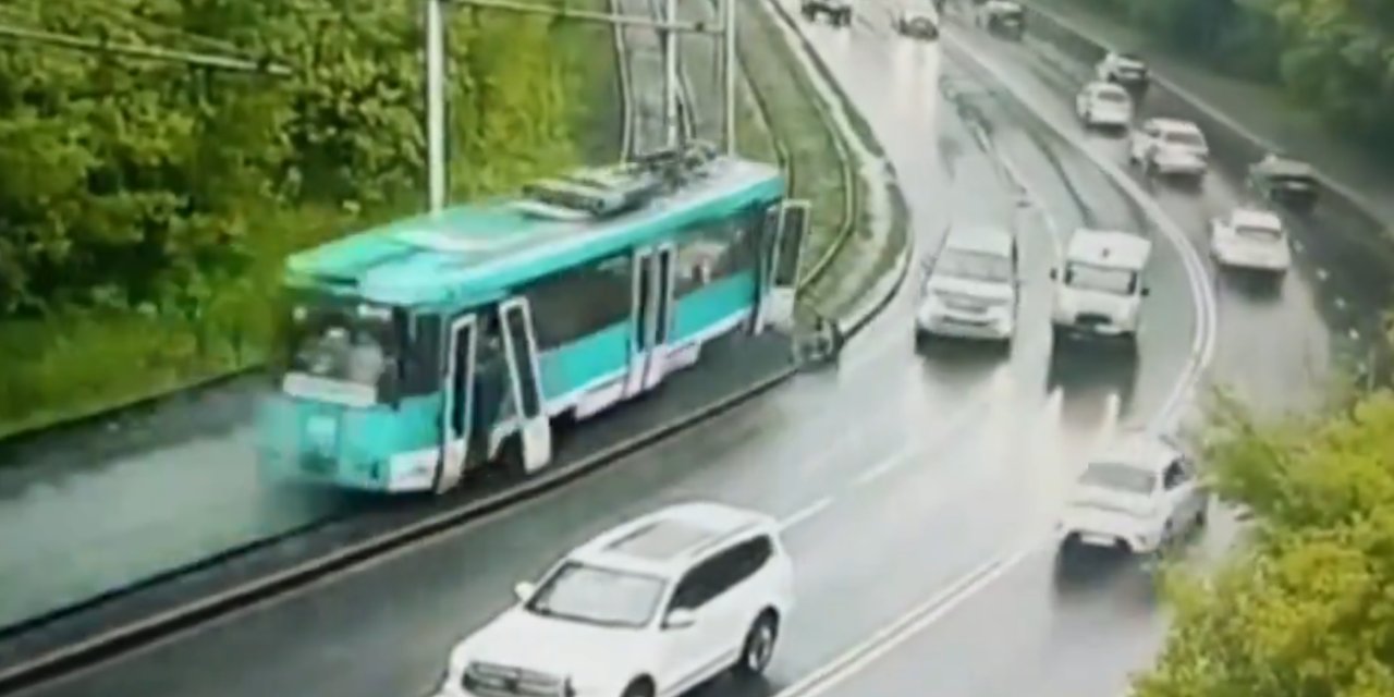 İki tramvay çarpıştı: 109 kişi yaralandı