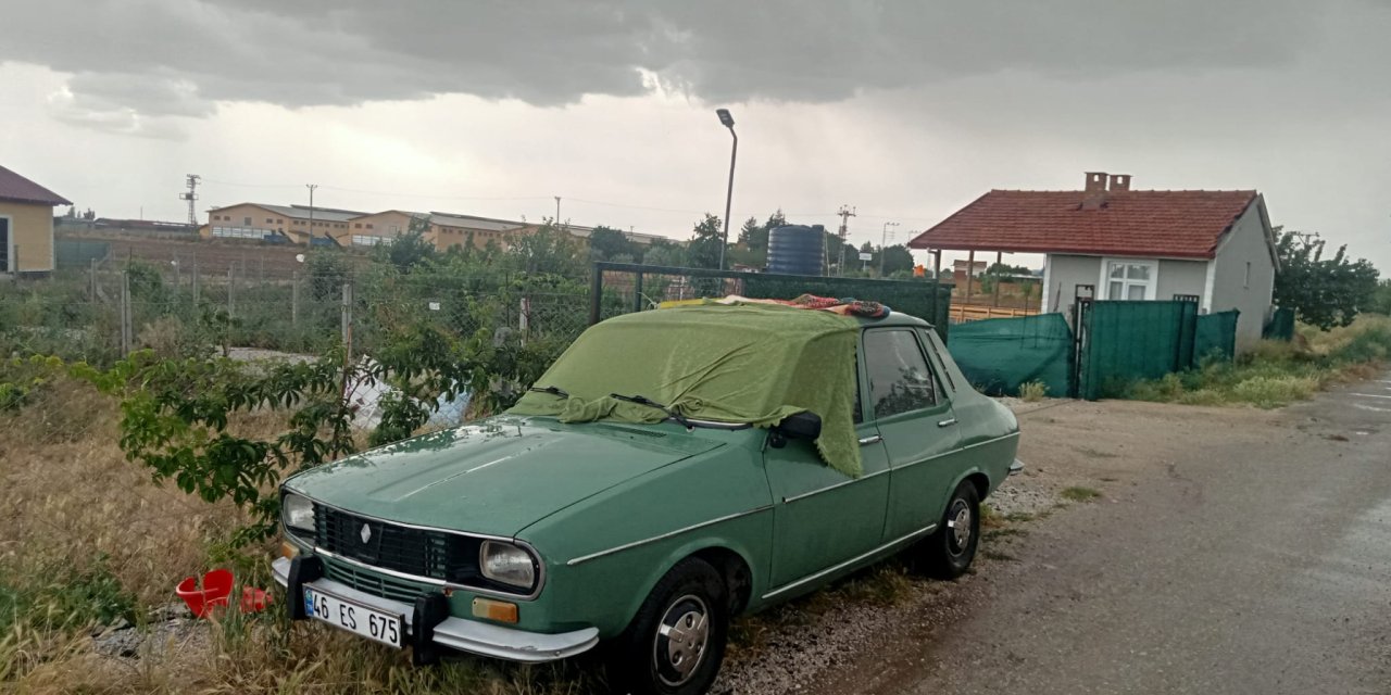 Konya’da beklenen yağış başladı, vatandaşlar araçlarını böyle korudu