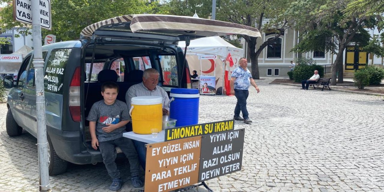 Konya’da emekli Lokman Yıldız, hayır duası için ikram yapıyor