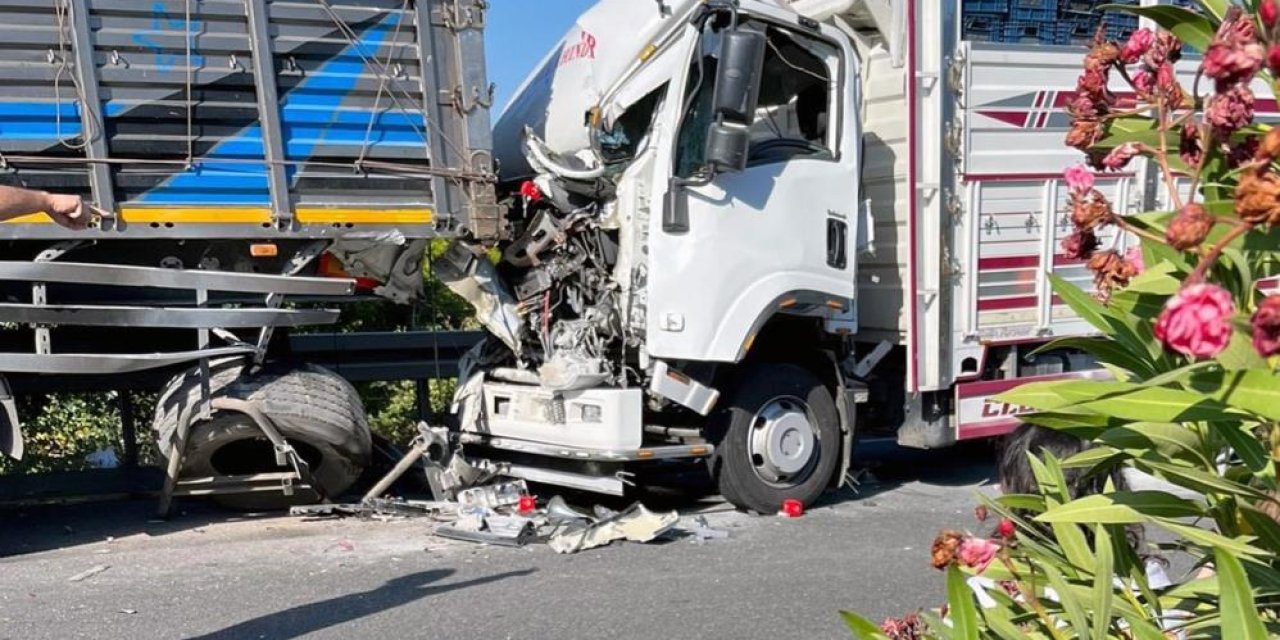 Kamyon park halindeki TIR'a çarptı: 2 ölü