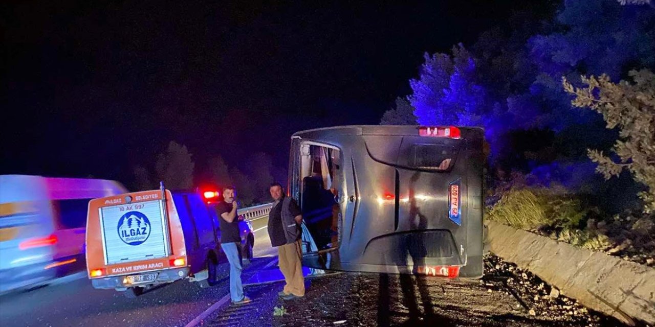 Yolcu otobüsü devrildi! Çok sayıda yaralı var