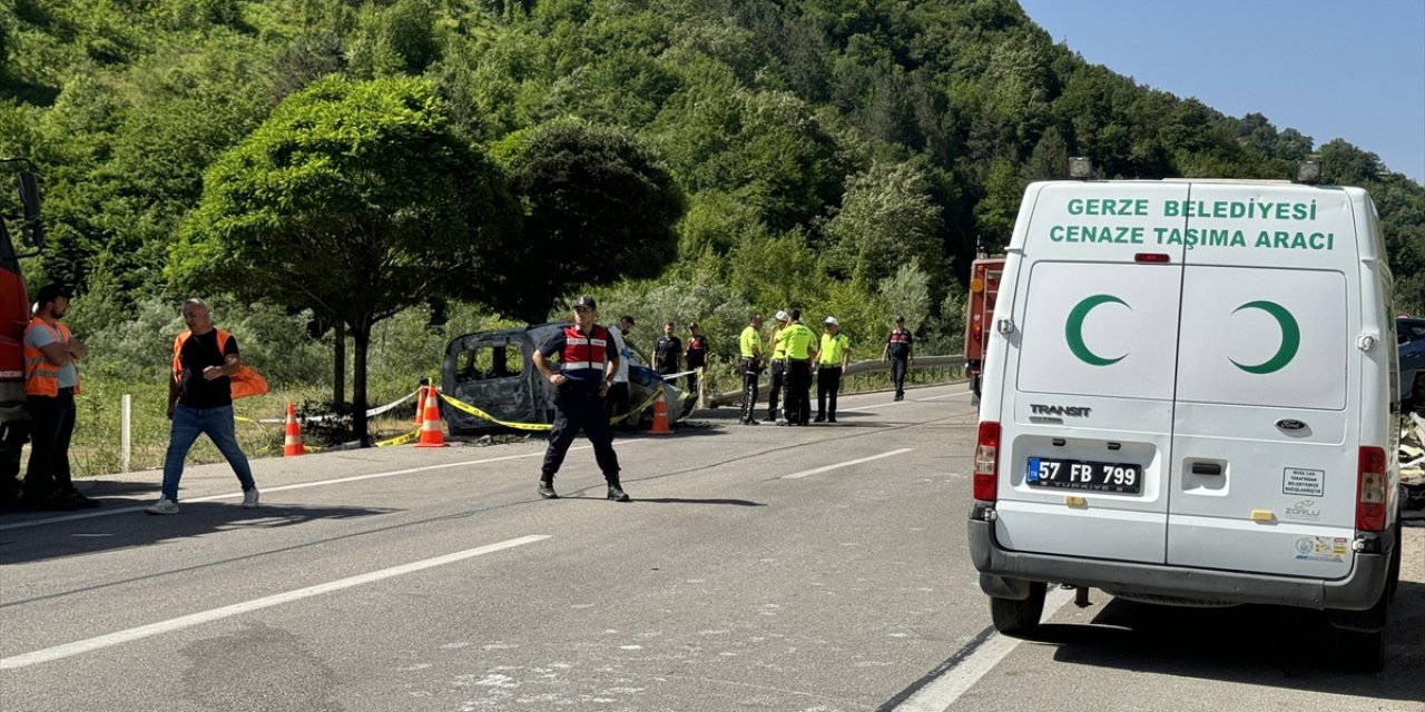 Sağlık personelinin bulunduğu araç kaza sonrası yandı: 4 ölü