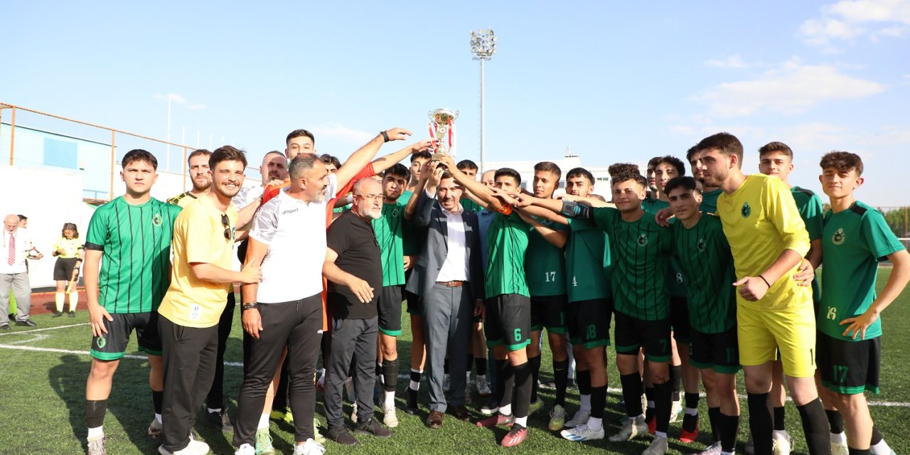 Başkan Hasan Kılca şampiyon takıma kupasını verdi