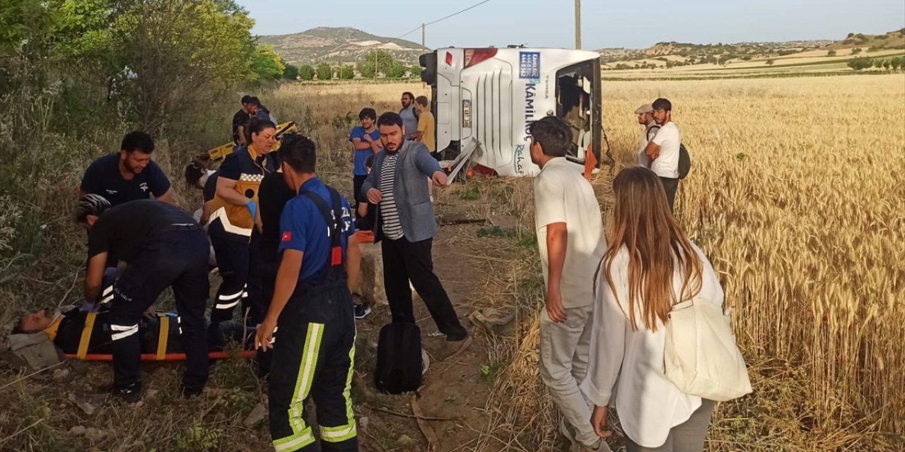 Yolcu otobüsü tarlaya devrildi: 27 kişi yaralandı