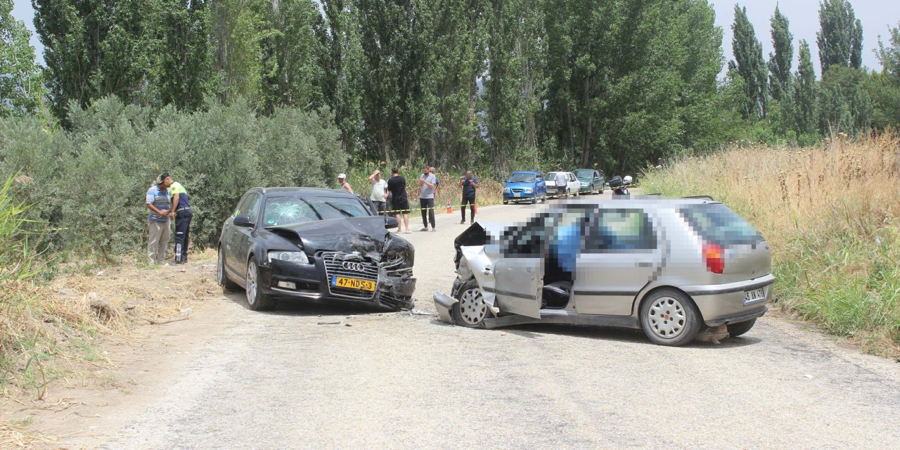Otomobiller çarpıştı: Karı-koca öldü