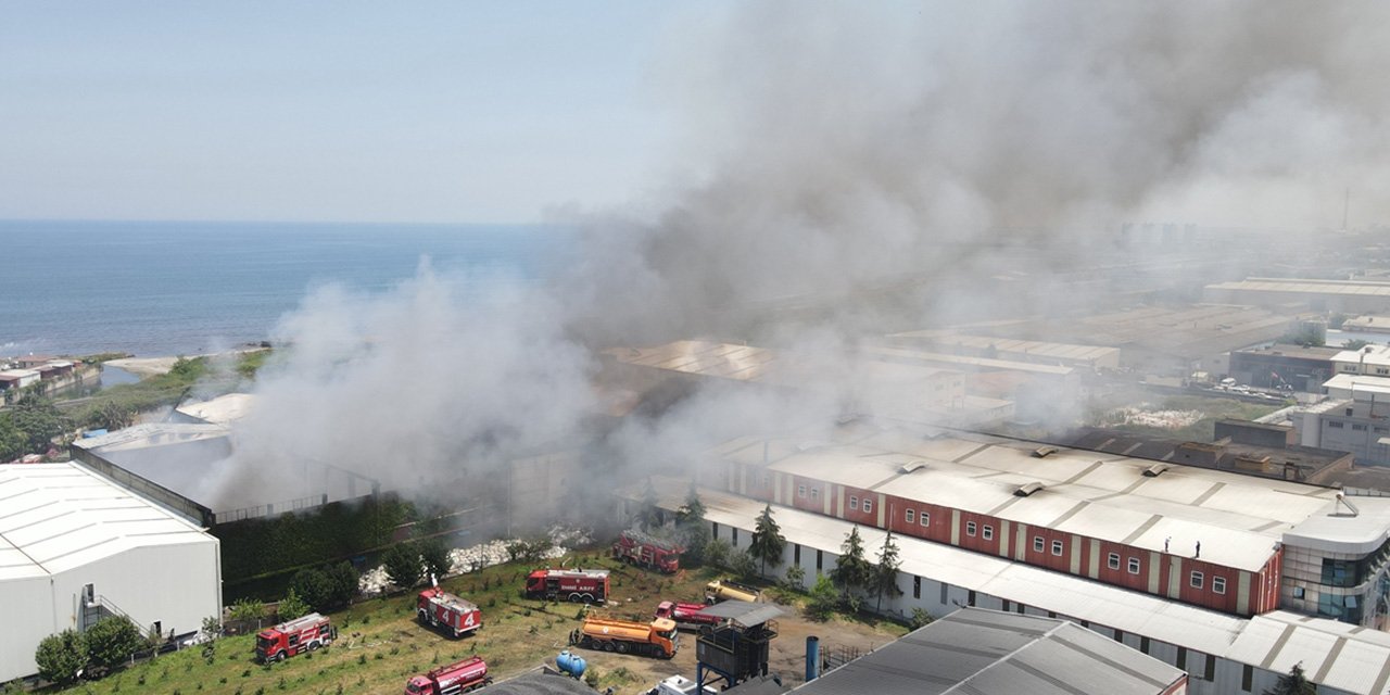Yangında fabrika duvarı çöktü, 7 itfaiye eri yaralandı