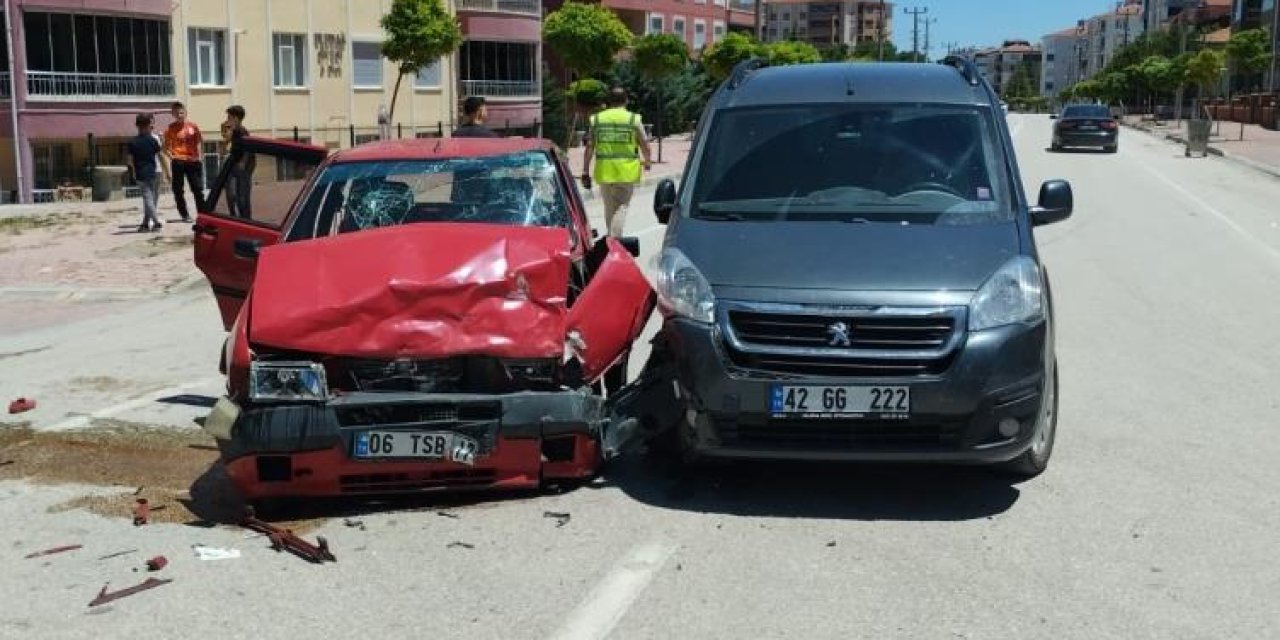 Konya’da otomobil ile hafif ticari araç çarpıştı! Yaralılar var