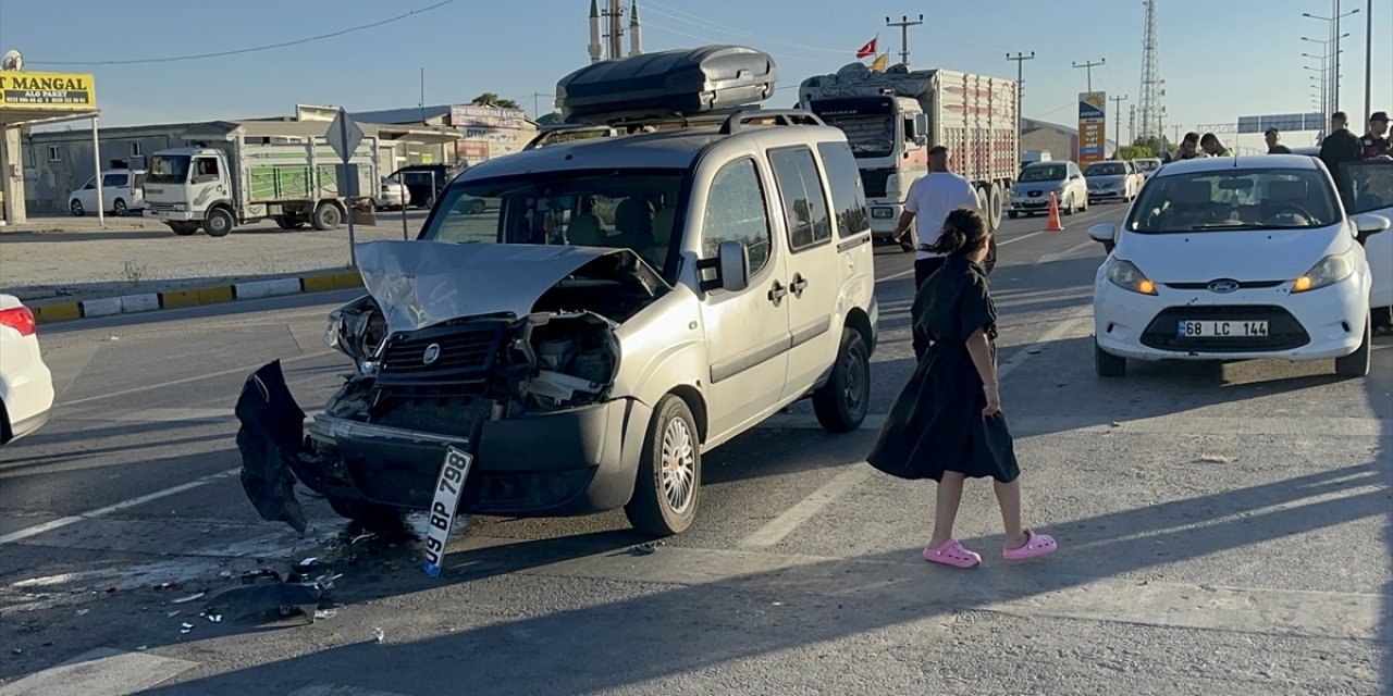 Konya yolunda feci kaza! Işıkta bekleyenler araçlara çarptı: 5 yaralı