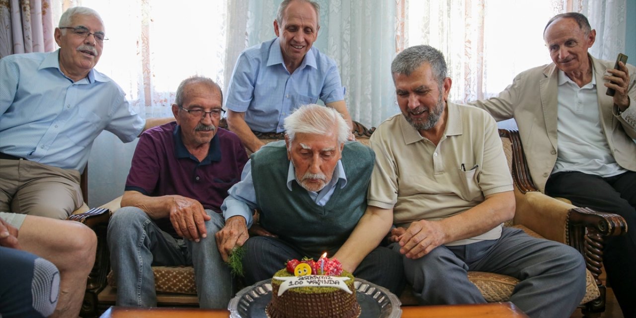 Konya’da yurttaki çocuklar "Mehmet Ali baba"larının 100. yaşını kutladı