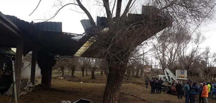 Konya’da fırtına çatıları uçurdu, ağaçları ve direkleri devirdi