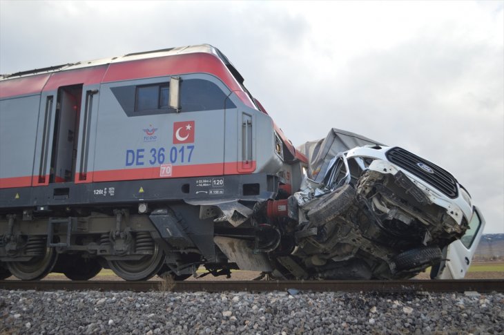 Konya seferini yapan tren kazasıyla ilgili çarpıcı ayrıntı! Sürücünün kapalı bariyerleri aştığı iddiası