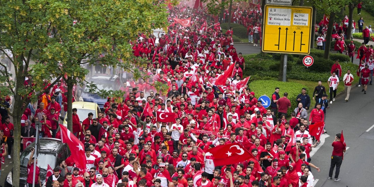 Dortmund sokakları kırmızı-beyaza büründü