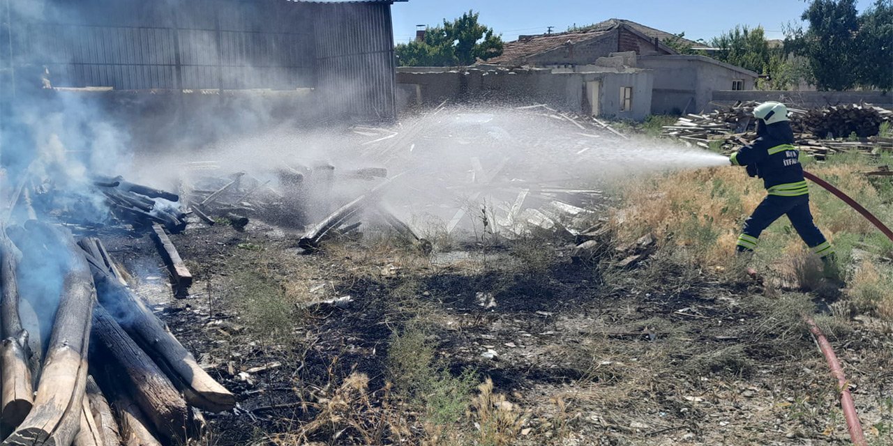 Konya’da çocuklar torpil attı, inşaat malzemeleri tutuştu