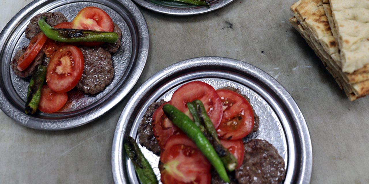 Usta ailesi 4 kuşaktır tescilli Sivas köftesiyle damakları tatlandırıyor