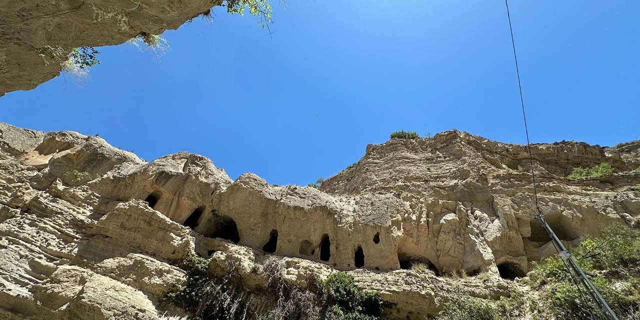 Define avcıları tarihi mezarları delik deşik etti