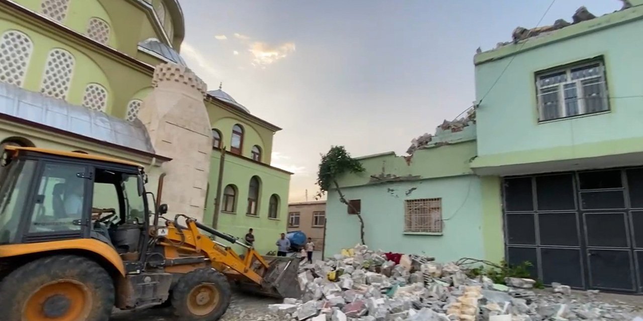 Fırtınada cami minaresi devrildi!