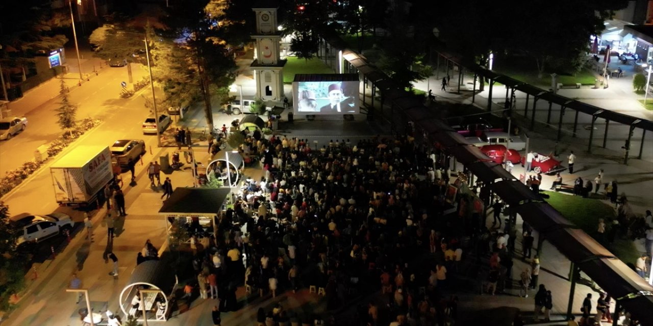 Konya’da açık hava sineması! Süt Kardeşler izlediler