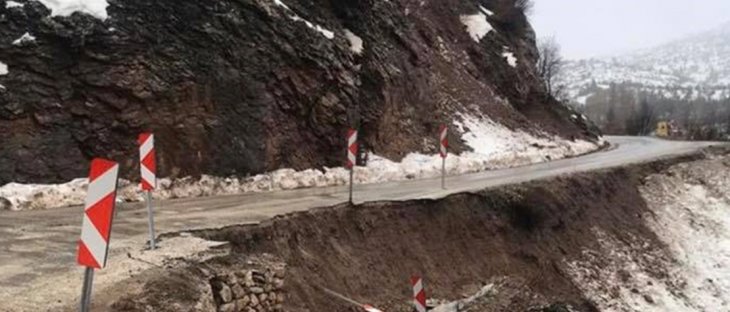 Konya'da toprak kayması! Yol trafiğe kapatıldı