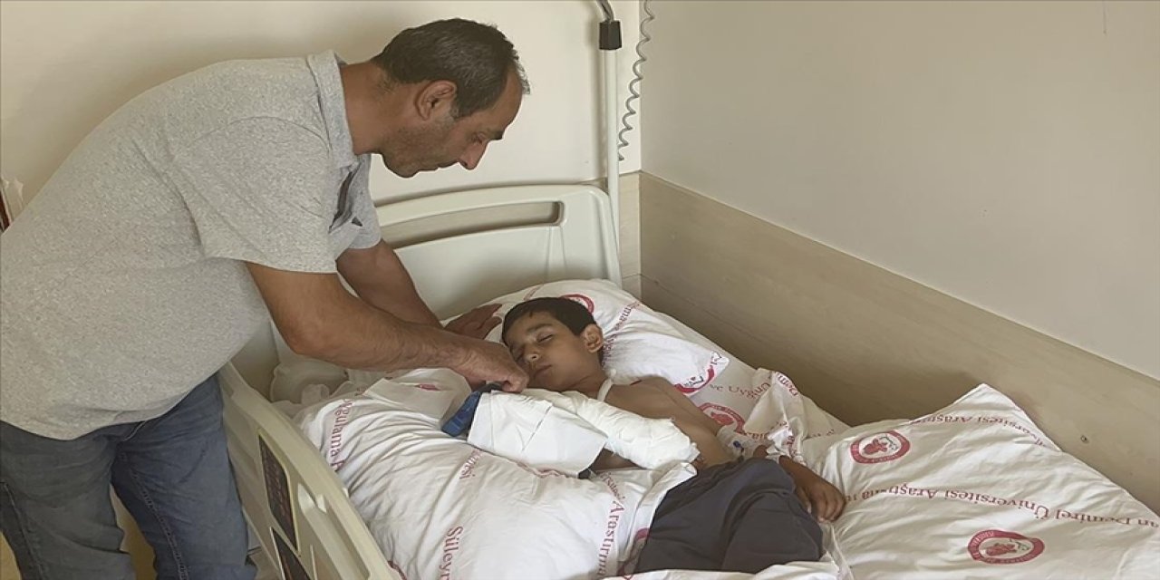 Köpeklerden kaçarken duvardan atlayan çocuk hastanelik oldu