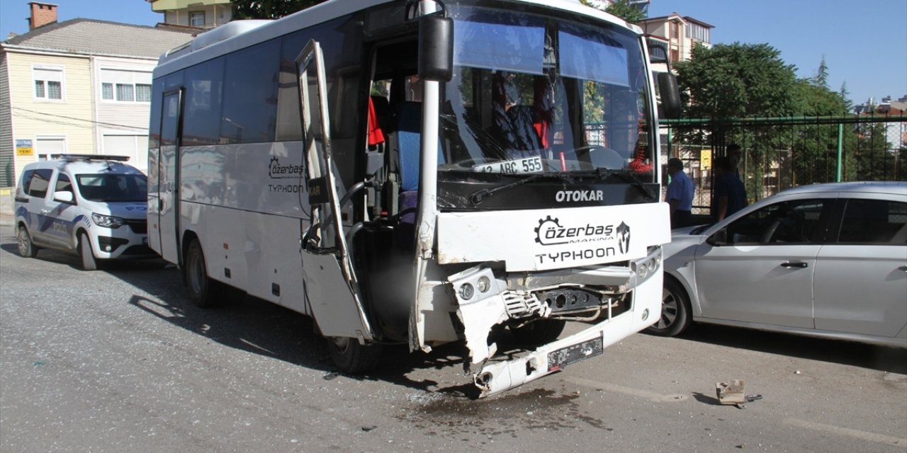 Konya'da işçi servisi ile otomobil çarpıştı! Yaralılar var