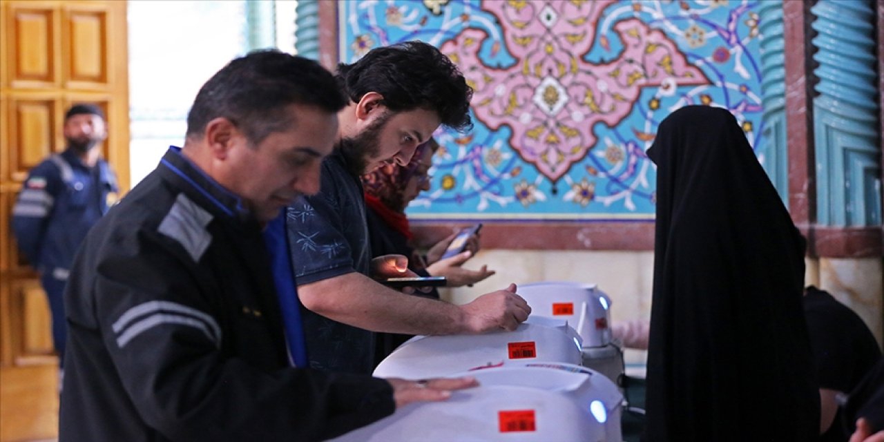 İran halkı yeni cumhurbaşkanını seçmek için sandık başında
