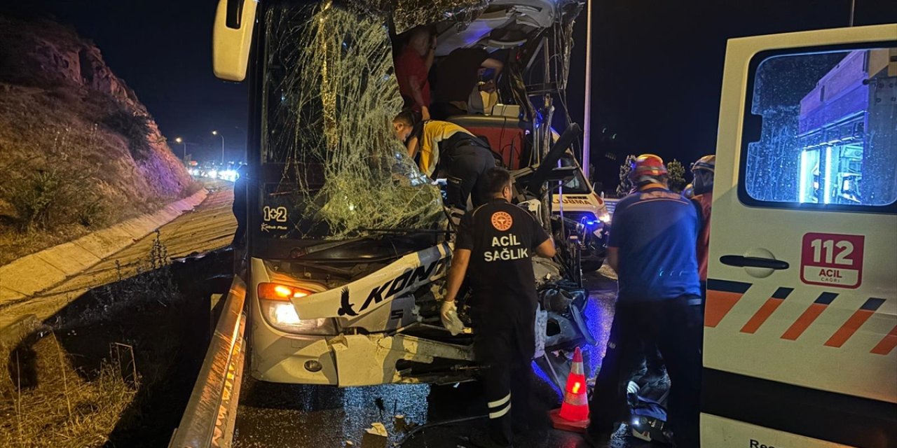 Konya plakalı yolcu otobüsü Afyon’da kaza yaptı