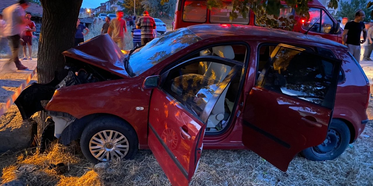 Ağaca çarpan otomobildeki 2 kişi öldü, 6 kişi yaralandı