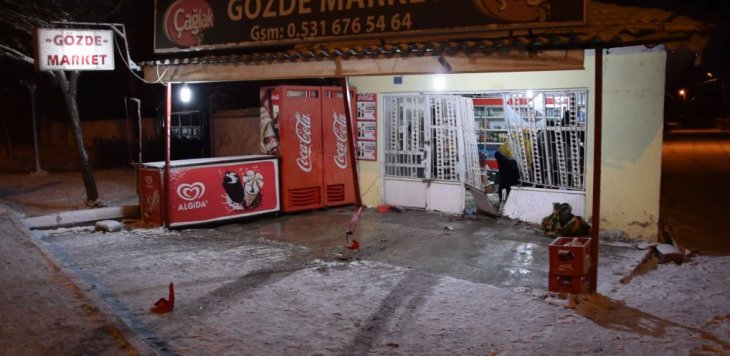 Konya’da buzlanma nedeniyle yoldan çıkan otomobil, markete daldı