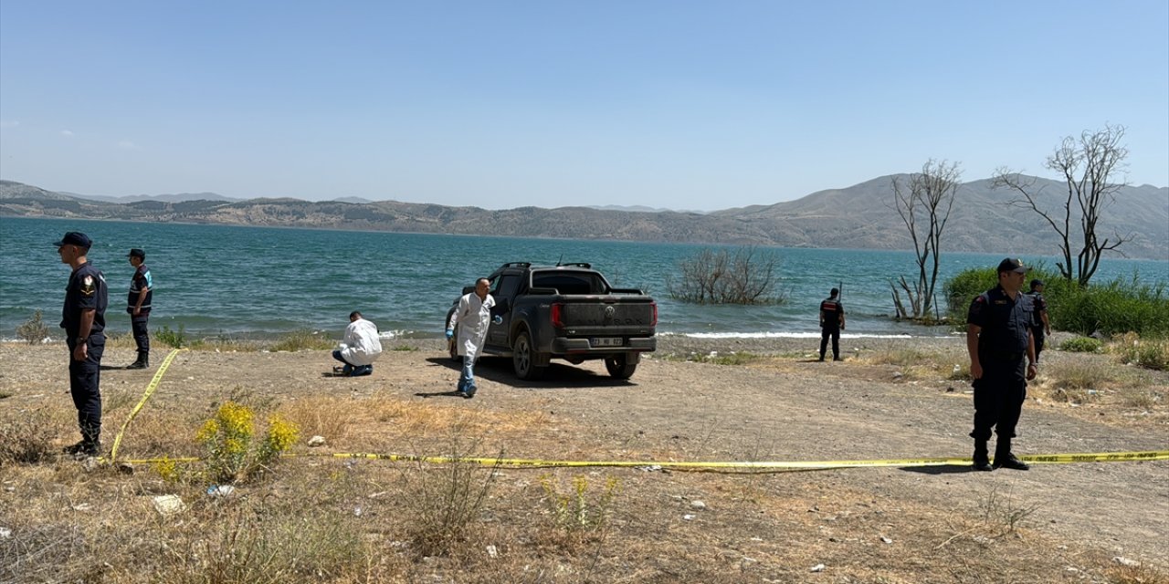 Göl kenarındaki kamyonette 2 ceset bulundu
