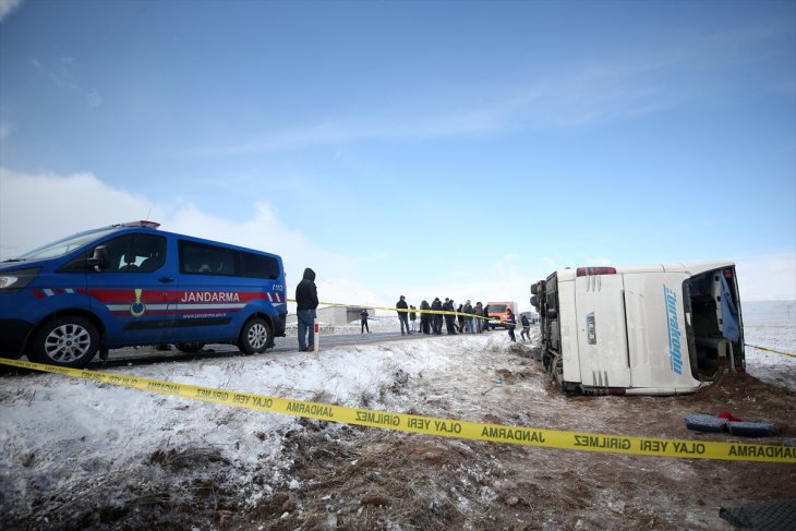 Tur otobüsü devrildi: 43 yaralı