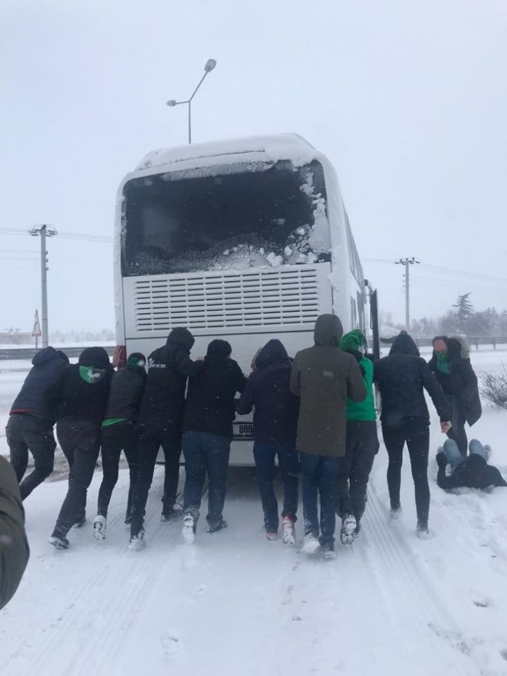 Konya’ya gelen taraftarları taşıyan otobüs yolda kaldı